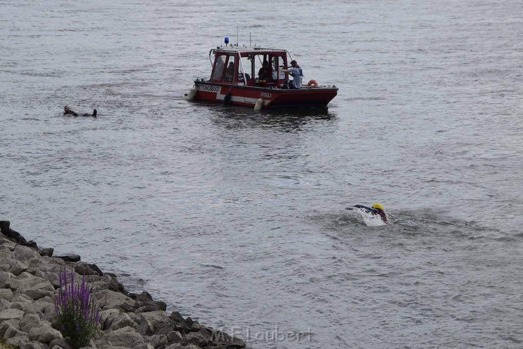 Uebung BF Taucher und Presse Koeln Zoobruecke Rhein P365.JPG - Miklos Laubert